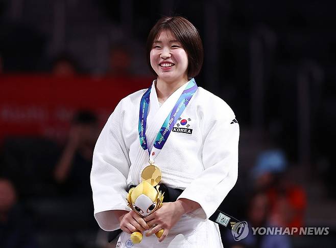 허미미, 금빛 미소 (나고야=연합뉴스) 윤동진 기자 = 1일 일본 나고야 아이치 인터내셔널 아레나에서 열린 2026 아이치·나고야 아시안게임 유도 여자 -57kg급 시상식. 금메달을 획득한 한국 허미미가 환하게 웃고 있다. 2026.10.1 mon@yna.co.kr