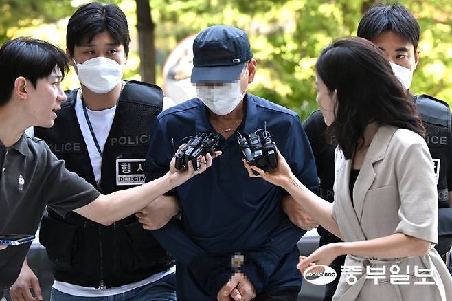 지적장애인 성폭행 혐의를 받는 60대 중소기업 전 임원 A씨가 12일 영장실질심사를 받기 위해 인천 미추홀구 인천지법에 출석하고 있다.정선식기자