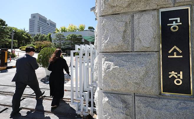 공소청 시대 개막   (서울=연합뉴스) 이진욱 기자 = 2일 출범한 서울 서초구 공소청에서 직원들이 이동하고 있다. 2026.10.2   cityboy@yna.co.kr (끝)  〈저작권자(c) 연합뉴스, 무단 전재-재배포, AI 학습 및 활용 금지〉