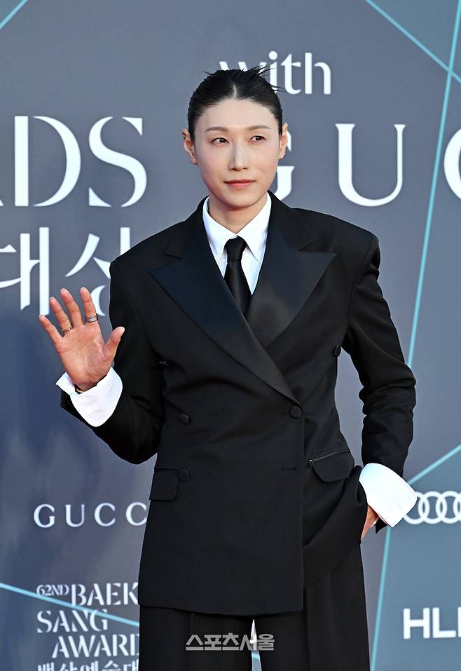 전 배구선수 김연경이 8일 서울 강남구 코엑스에서 진행된 제62회 백상예술대상 레드카펫 행사에서 취재진을 향해 포즈를 취하고 있다. 2026. 5. 8.  박진업 기자 upandup@sportsseoul.com