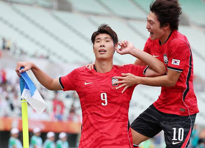 이영준 동점골, 같이 환호하는 배준호      (오사카=연합뉴스) 김성민 기자 = 30일 일본 오사카 나가이 스타디움에서 열린 2026 아이치·나고야 아시안게임 남자 축구 준결승 대한민국과 중국의 경기. 동점골을 넣은 한국 이영준이 세리머니를 하자 배준호가 환호하고 있다. 2026.9.30      ksm7976@yna.co.kr  (끝)      <저작권자(c) 연합뉴스, 무단 전재-재배포, AI 학습 및 활용 금지>
