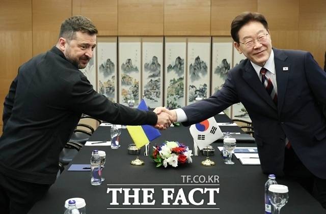 외교부 고위 당국자는 2일 볼로디미르 젤렌스키 우크라이나 대통령이 북한군 포로의 한국 송환을 일방적으로 공개한 것과 관련해 "(우크라이나 측과) 사과를 포함해 어떻게 (입장을) 발표할 것인가를 이야기하고 있다"고 밝혔다. 사진은 이재명 대통령이 지난 7월 튀르키예 앙카라에서 젤렌스키 대통령과 정상회담에 앞서 악수하는 모습. /뉴시스