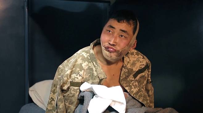젤렌스키 우크라이나 대통령이 2025년 1월 12일 텔레그렘을 통해 공개한 영상에서 우크라이나 정보요원의 질문에 답변하는 북한군 병사 / 텔레그램