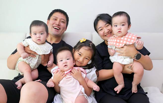 지난달 10일 오후 전남광주 여수시의 한 아파트에서 박수진·정영국 부부가 본지 인터뷰를 하면서 네 딸과 함께 활짝 웃고 있다. 왼쪽부터 이현, 아빠 정씨, 이레, 첫째 아라, 엄마 박씨, 아현. 이 가족은 다섯째 아이도 계획 중이다. /신현종 기자