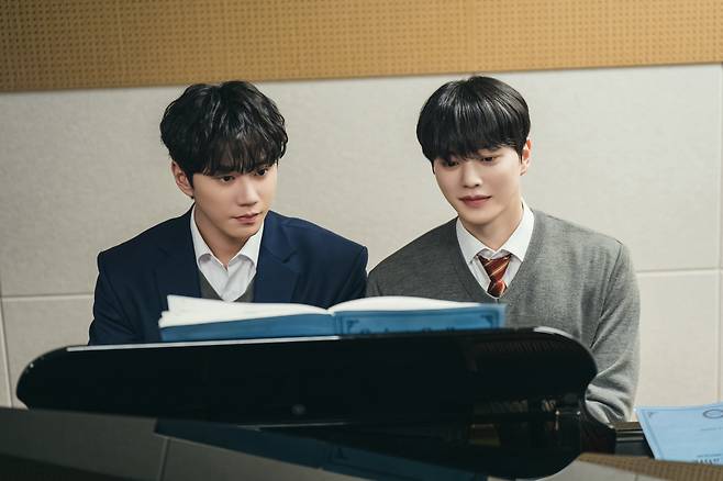 드라마 '포핸즈'의 주인공 이준영(왼쪽) 송강. 예술고등학교에서 만난 이들은 비틀어진 운명에 놓이며 자신들이 연주하는 음악 같은 서사를 쌓아나간다. /tvN