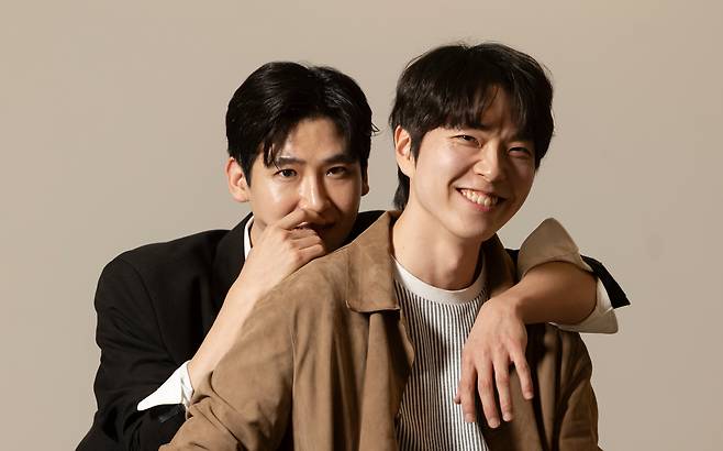 '포핸즈'의 피아니스트 이민성과 박주영. 피아니스트의 내적 고민과 감수성을 극 중 배우들과 나누며 함께 성장해 나갔다. 이들은 과감한 포즈 주문도 어려움 없이 해냈다. /김지호 기자