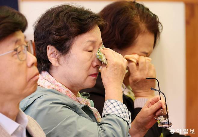 국행수륙재 어산 덕현스님의 축원화청이 이어지자 참석자들이 희생된 가족을 생각하며 눈시울을 적시고 있다. 전영한 기자 scoopjyh@donga.com