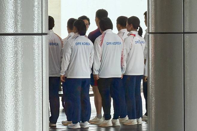 북한 역도 대표팀 선수들이 28일 낮 12시 20분쯤 2026 아이치·나고야 아시안게임 역도 경기가 열리는 일본 나고야시 중소기업진흥회관 안에서 차렷 자세로 선 채 김춘희 감독에게 질책을 듣고 있다. 이날 오후 로광렬이 남자 85㎏급에서 세계신기록으로 금메달을 땄다. 나고야=하상윤 기자
