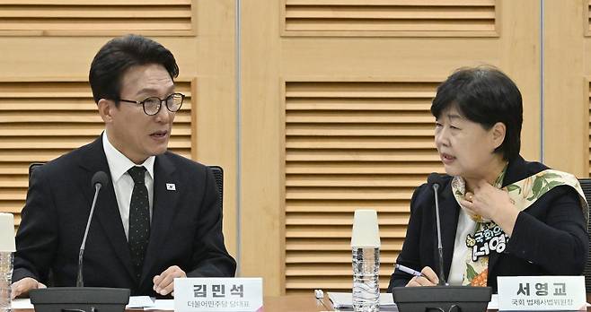 김민석(왼쪽) 더불어민주당 대표와 서영교 법사위원장이 2일 국회 의원회관에서 열린 대법관 임명 관련 헌법전문가 긴급 좌담회에서 대화하고 있다. 서재훈 기자