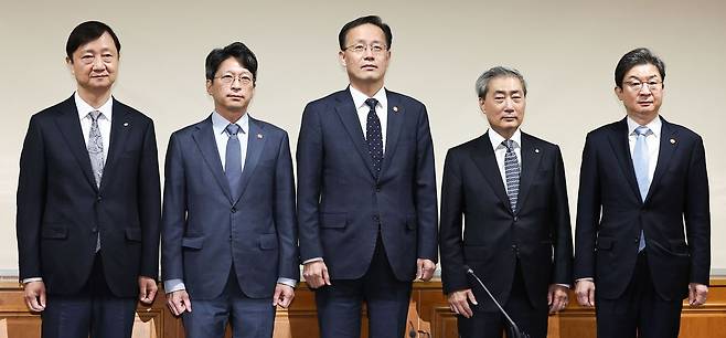 이형일 부총리 겸 재정경제부 장관, 신현송 한국은행 총재 등 경제 수장들이 2일 오전 서울 중구 은행회관에서 열린 시장상황점검회의에 앞서 기념 촬영을 하고 있다.   왼쪽부터 이찬진 금융감독원장, 홍지선 국토교통부장관, 이형일 부총리 겸 재정경제부장관, 신현송 한국은행 총재, 이억원 금융위원회 위원장. 뉴스1