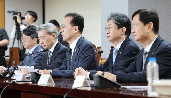 이형일(왼쪽에서 세 번째) 부총리가 2일 서울 중구 은행회관에서 시장상황점검회의를 주재하고 있다. 왼쪽부터 홍지선 국토교통부 장관, 신현송 한국은행 총재, 이 부총리, 이억원 금융위원장, 이찬진 금융감독원장. 연합뉴스