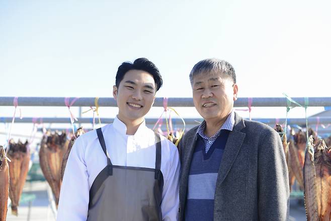 최용준(왼쪽) 남도소반 대표와 수산물 유통업에 30년간 종사한 아버지 최종재 영신수산 대표가 함께 기념촬영을 하고 있다. [남도소반 제공]