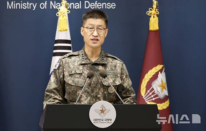 [서울=뉴시스] 김혜진 기자 = 강현우 합참 작전본부장이 30일 서울 용산구 국방부에서 비무장지대(DMZ) 지뢰 폭발 관련해 입장을 발표를 마치고 브리핑장을 나서고 있다. 2026.09.30. jini@newsis.com
