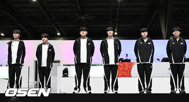 [OSEN=도코나메(일본), 박준형 기자] 2일 일본 도코나메시 아이치현에 위치한 아이치 스카이 엑스포에서 '2026 아이치·나고야 아시안게임' e스포츠 리그 오브 레전드(LoL) 결승전 대한민국과 대만의 경기가 진행됐다.아시안게임 2회 연속 금메달에 도전하는 e스포츠 리그 오브 레전드 대표팀은 '간판스타' 페이커, 이상혁을 빼고 결승에 올랐다. 리그 오브 레전드 한국대표팀이 도열해 있다.    2026.10.02 /  soul1014@osen.co.kr