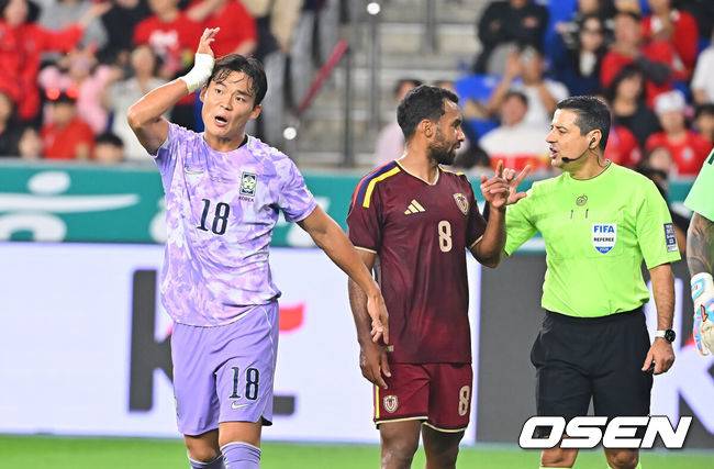 [OSEN=울산, 이석우 기자] 2일 울산문수축구경기장에서 대한민국과 베네수엘라의 친선경기가 열렸다.에콰도르전 3-0 완승과 우루과이전 1-4 대패로 극명한 경기력을 보인 ‘모레노호’가 베네수엘라전에서 전술적 유연성을 앞세워 빠르게 문제점을 보완했는지 시험대에 올랐다.대한민국 오현규가 슛을 성공시켰지만 노골이 선언되자 아니라고 하고 있다. 2026.10.02 / foto0307@osen.co.kr