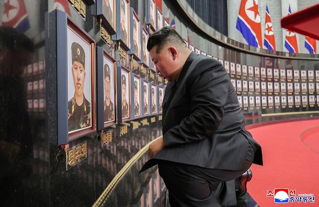 북, 파병대원에 국가표창 수여…김정은 “국가발전 담보한 공적” - 북한이 러시아·우크라이나 전쟁에 파병된 지휘관·전투원들에게 국가표창을 수여하고 축하공연과 연회를 마련하는 등 파병 부대원을 예우하는 성대한 행사를 벌였다. 김정은 국무위원장은 국가표창수여식에서 직접 연설하며 부대원들의 공적을 치하했으며 전투에서 위훈을 세운 부대원들에게 공화국영웅칭호를 직접 수여하고 전사자들의 초상 옆에 공화국 영웅 메달을 직접 달아줬다. 또, ‘추모의 벽’에 헌화하고 묵념했으며, 전사자 유족을 만나 위로했다고 조선중앙통신이 22일 보도했다. 2025.8.22 조선중앙통신 연합뉴스