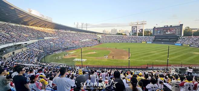 6일 잠실야구장에서 열린 2026KBO리그 삼성라이온즈와 LG트윈스 경기에 만원관중이 가을 프로야구를 만끽하고 있다.  2026.09.06. /사진=강영조 선임기자