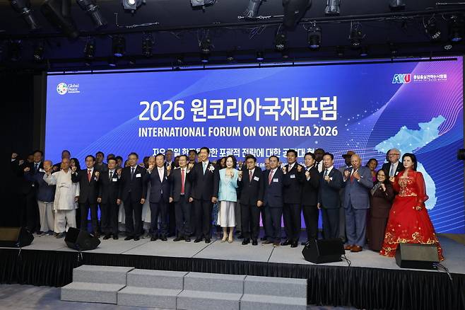 10월 2일 서울 영등포구 페어몬트 앰배서더 서울에서 열린 ‘2026 원코리아국제포럼’에서 참석자들이 기념 촬영을 하고 있다. 박해윤 기자