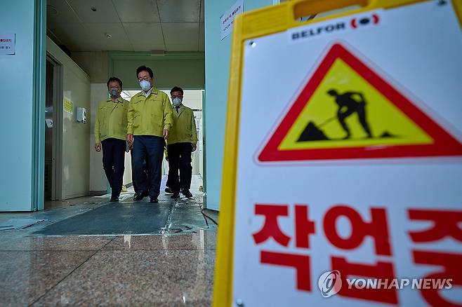 이재명 대통령, 국정자원 현장방문 (서울=연합뉴스) 이재명 대통령이 10일 화재 피해 복구작업이 진행 중인 대전 유성구 국가정보자원관리원 대전 본원을 찾아 관계자의 설명을 들으며 현장을 살펴보고 있다. 2025.10.10 [대통령실 제공. 재판매 및 DB 금지] photo@yna.co.kr