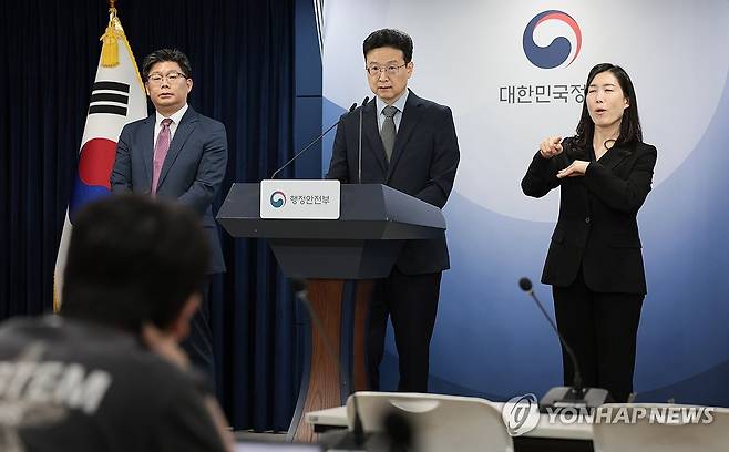 취재진 질문에 답하는 황규철 행안부 인공지능정부실장 (서울=연합뉴스) 황규철 행정안전부 인공지능정부실장이 2일 서울 종로구 정부서울청사에서 국가정보자원관리원 화재 1년 계기 관련 기자들의 질문에 답변하고 있다. 2026.10.2 [행정안전부 제공. 재판매 및 DB 금지] photo@yna.co.kr