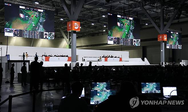 리그 오브 레전드 결승 시작 (도코나메[일본]연합뉴스) 한종찬 기자 = 2일 일본 아이치현 도코나메 아이치 스카이 엑스포에서 열린 2026 아이치 나고야 아시안게임 e스포츠 혼성 리그 오브 레전드 결선 토너먼트 대한민국 대 대만의 경기에서 한국 선수들이 경기를 하고 있다. 2026.10.2 saba@yna.co.kr
