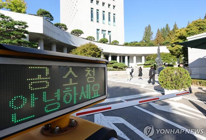 공소청 시대 오늘 개막 (서울=연합뉴스) 이진욱 기자 = 2일 출범한 서울 서초구 공소청으로 직원들이 출근하고 있다. 2026.10.2 cityboy@yna.co.kr
