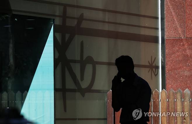 KB국민은행도 고객정보 유출 (서울=연합뉴스) 김인철 기자 = 신한은행에 이어 KB국민은행에서도 해킹으로 고객 정보가 유출되는 사고가 발생한 2일 서울 시내의 한 KB국민은행 모습.
    이날 금융당국과 금융권 등에 따르면 KB국민은행에서 최근 고객 정보 100여건이 외부 침입에 의해 유출된 사실을 확인했다. 2026.10.2 yatoya@yna.co.kr