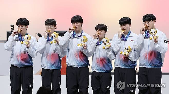 금메달 깨무는 LoL 대표팀 (도코나메[일본]연합뉴스) 한종찬 기자 = 2일 일본 아이치현 도코나메 아이치 스카이 엑스포에서 열린 2026 아이치 나고야 아시안게임 e스포츠 혼성 리그 오브 레전드 결선 시상식. 이상혁을 비롯한 선수들이 금메달을 깨물고 있다.  2026.10.2 saba@yna.co.kr