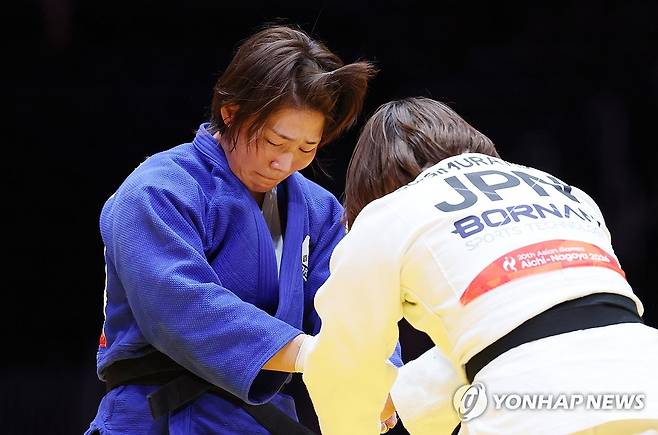 아쉬워하는 김민주 (나고야=연합뉴스) 서대연 기자 = 2일 일본 나고야 아이치 인터내셔널 아레나에서 열린 2026 아이치·나고야 아시안게임 유도 여자 -78kg급 결승. 한국 김민주가 일본 스기무라 미즈키에게 패하고 은메달을 차지한 뒤 상대 선수와 악수하고 있다.  2026.10.2 dwise@yna.co.kr