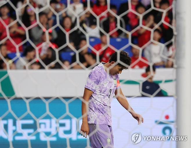 아쉬워하는 손흥민 (울산=연합뉴스) 김용태 기자 = 2일 울산 문수축구경기장에서 열린 대한민국과 베네수엘라의 축구 국가대표팀 평가전. 한국 손흥민이 골 기회가 무산된 후 아쉬워하고 있다. 2026.10.2 yongtae@yna.co.kr