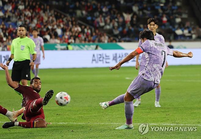 막히는 손흥민의 슛 (울산=연합뉴스) 김용태 기자 = 2일 울산 문수축구경기장에서 열린 대한민국과 베네수엘라의 축구 국가대표팀 평가전. 한국 손흥민의 슛이 베네수엘라 수비진에 막히고 있다. 2026.10.2 yongtae@yna.co.kr