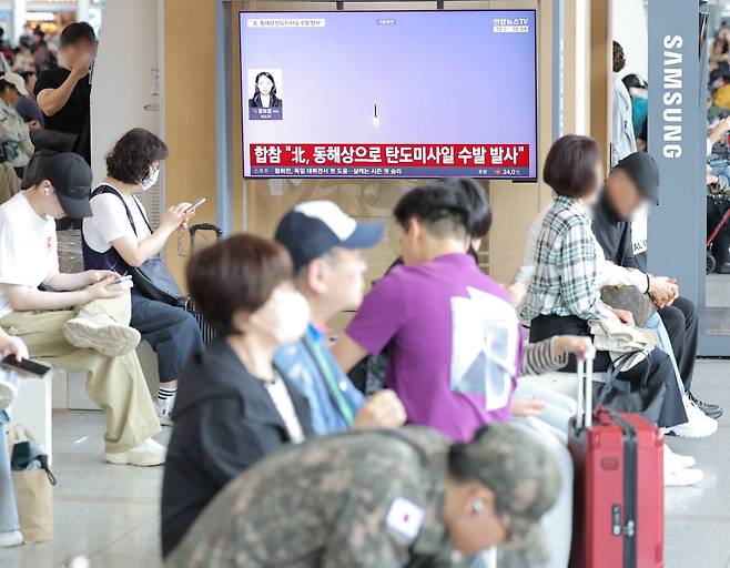 지난달 12일 서울역에서 이날 북한의 단거리탄도미사일 발사 관련 뉴스 보도가 송출되고 있다.(사진=연합뉴스)