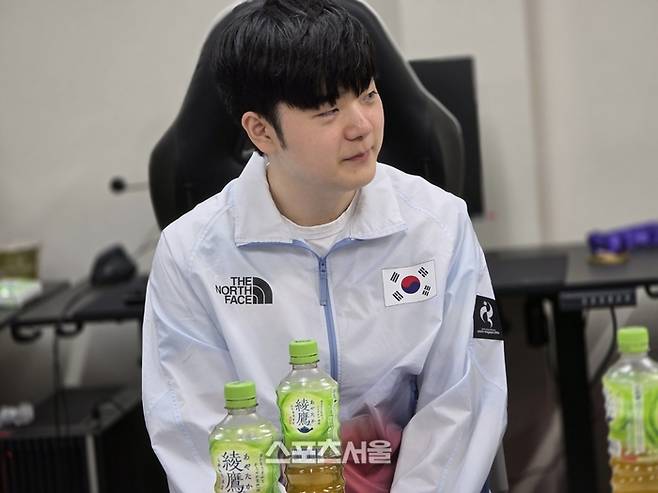 LoL 대표팀 ‘캐니언’ 김건부가 2일 2026 아이치·나고야 아시안게임 금메달 획득 후 취재진과 만나 인터뷰를 진행하고 있다. 사진 | 공동취재단