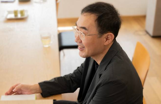▲“삶 자체는 아이러니의 연속이에요. 양식을 먹으러 떠났다 짜장면을 먹고 돌아오는 격이죠. 예상치 못한 것을 먹고 늦게 돌아온다는 게 핵심입니다.”/사진 제공=김영사