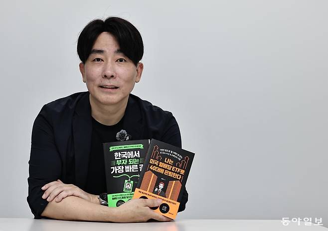 최영민 상명대 경영공학과 특임교수는 20년 근무한 삼성생명에서 2024년 희망퇴직한 뒤 강사 겸 작가로 ‘제2 인생’을 살고 있다. 그는 “퇴사 전 구체적인 현금흐름 목표를 세우고 월 분배형 상장지수펀드(ETF)를 꾸준히 모았다”고 했다. 양회성 기자 yohan@donga.com