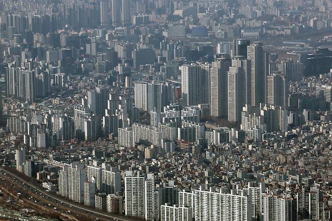 서울 송파구 롯데월드타워 전망대 서울스카이에서 바라본 서울 시내 아파트 등 집합건물의 모습. 2026.02.02 뉴시스