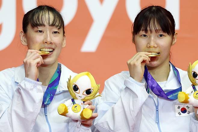 29일(현지시간) 일본 아이치현 이치노미야시립 종합체육관에서 열린 2026 아이치·나고야 아시안게임 배드민턴 여자 복식 시상식에서 금메달을 획득한 한국 이소희와 백하나가 포즈를 취하고 있다. 2026.09.29 이치노미야(일본)=뉴시스