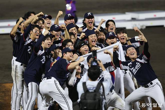 27일 일본 아이치현 토요하시 시민구장에서 열린 2026 아이치-나고야 아시안게임 야구 결승 한국과 일본의 경기에서 승리한 대한민국 선수들이 환호하고 있다.  토요하시=변영욱 기자