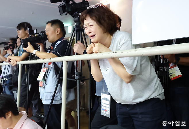 20일 일본 나고야시 히가시 스포츠 센터에서 열린 2026 아이치·나고야 아시안게임 테크볼 결승에서 한국 이준석이 금메달을 차지한 순간 관중석에 있던 어머니가 눈물을 흘리고 있다. 나고야=변영욱 기자