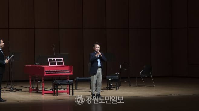 ▲ 3일 춘천 백령아트센터에서 열린 제29회 춘천국제고음악제에서 육동한 춘천시장이 축사를 하고 있다. 정윤채 기자