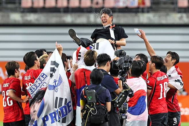 ▲ 한국 아시안게임 남자 축구 국가대표팀 이민성 감독이 3일 일본 아이치 도요타 스타디움에서 열린 일본과 2026 아이치-나고야 아시안게임 남자 축구 금메달 결정전에서 승리하며 4연패를 달성한 뒤 선수들의 헹가레를 받고 있다. 연합뉴스
