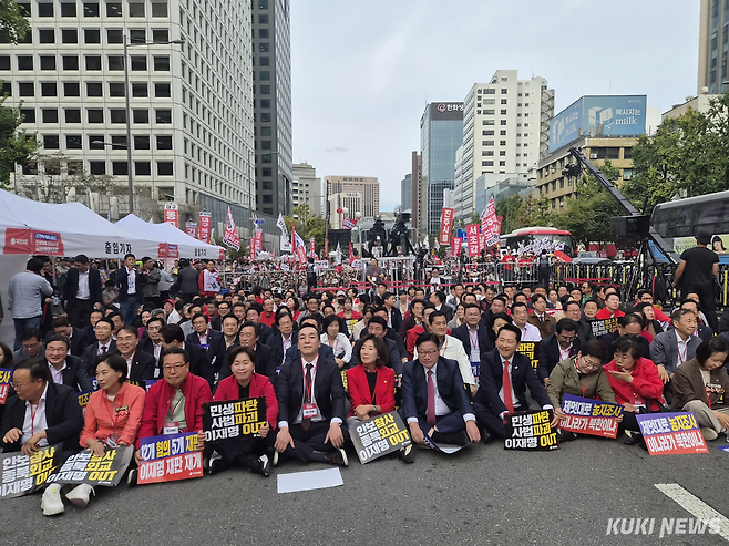 국민의힘이 3일 서울 숭례문 부영태평빌딩 앞에서 ‘이재명 정권 심판 민생회복·안보수호 국민행동대회’를 열고 정부를 규탄하고 있다. 이은서 기자
