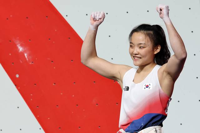 3일 일본 나고야 국제전시장에서 열린 2026 아이치·나고야 아시안게임 스포츠클라이밍 여자 리드 결승전. 대한민국 서채현이 유일하게 완등에 성공하며 금메달을 획득한 뒤 기뻐하고 있다. 연합뉴스