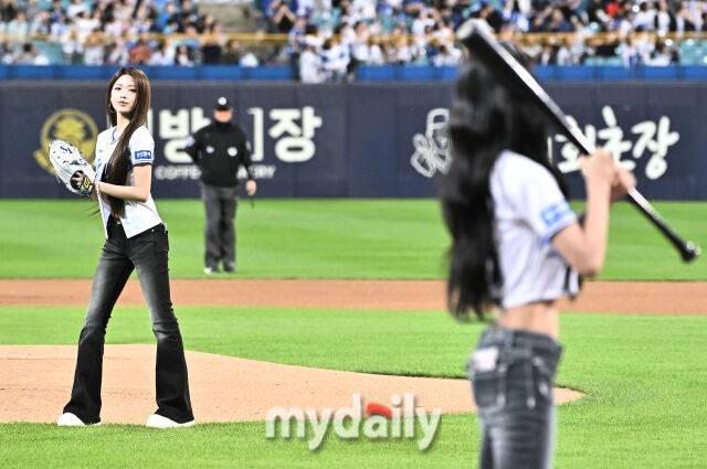 1일 오후 대구광역시 대구삼성라이온즈파크에서 진행된 '2026 프로야구 KBO리그' 삼성라이온즈와 한화이글스의 경기. 그룹 리센느 제나와 원이가 시구와 시타를 하고 있다./송일섭 기자(andlyu@mydaily.co.kr)