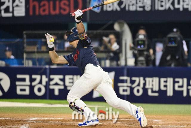 1일 서울 잠실야구장에서 열린 '2026 신한 SOL KBO리그' 롯데 자이언츠와 두산 베어스 경기. 롯데 전민재가 9회초 2사에 2루타를 치고 있다./마이데일리