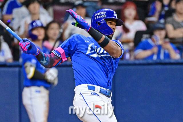 26일 서울 고척스카이돔에서 열린 '2026 신한 SOL KBO리그' 삼성 라이온즈와 키움 히어로즈 경기. 삼성 디아즈가 5회초 무사 1루에 안타를 치고 있다./한혁승 기자