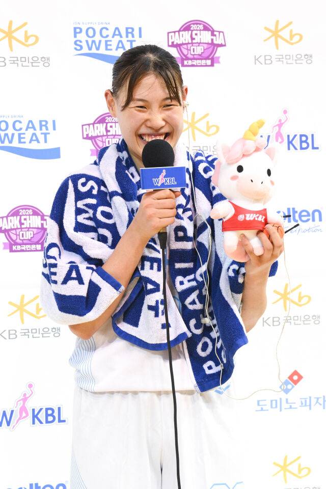 홍유순(인천 신한은행)이 3일 청주체육관에서 열린 2026 KB국민은행 박신자컵 B조 1차전 울란바타르와의 맞대결에서 11점 10리바운드 10스틸로 트리플더블을 기록한 뒤 인터뷰를 하고 있다./WKBL 제공