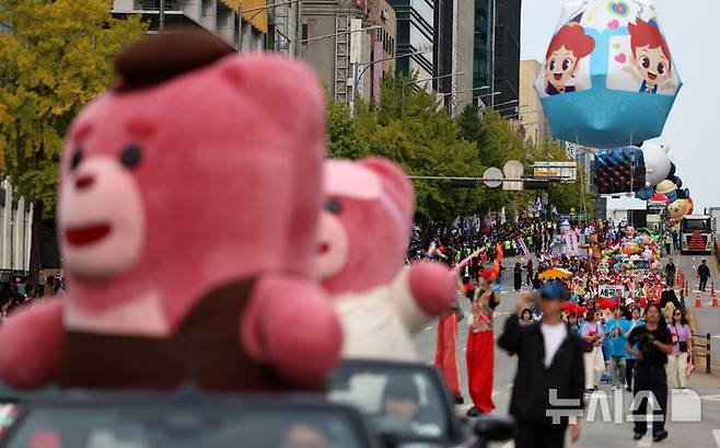 [서울=뉴시스] 조성우 기자 = 3일 서울 강남구 도산대로 일대에서 열린 2026 강남페스티벌에서 22개 동 주민들이 참여한 거리 퍼레이드가 진행되고 있다. 2026.10.03. xconfind@newsis.com