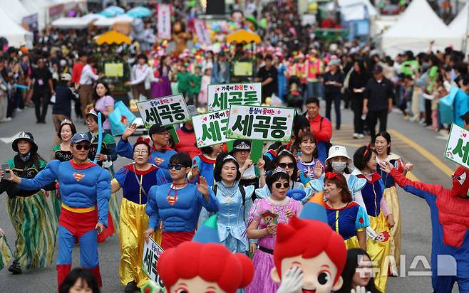 [서울=뉴시스] 조성우 기자 = 3일 서울 강남구 도산대로 일대에서 열린 2026 강남페스티벌에서 22개 동 주민들이 참여한 거리 퍼레이드가 진행되고 있다. 2026.10.03. xconfind@newsis.com