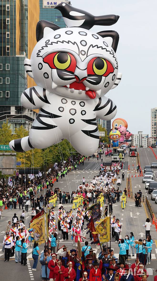 [서울=뉴시스] 조성우 기자 = 3일 서울 강남구 도산대로 일대에서 열린 2026 강남페스티벌에서 22개 동 주민들이 참여한 거리 퍼레이드가 진행되고 있다. 2026.10.03. xconfind@newsis.com